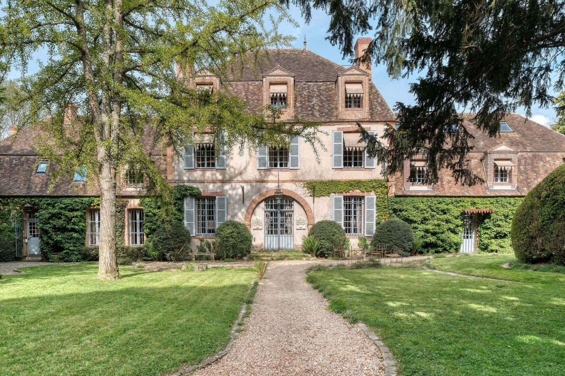 Renovated 17th Century Manor With Swimming Pool And Expansive Garden — in Eure-et-Loir, France