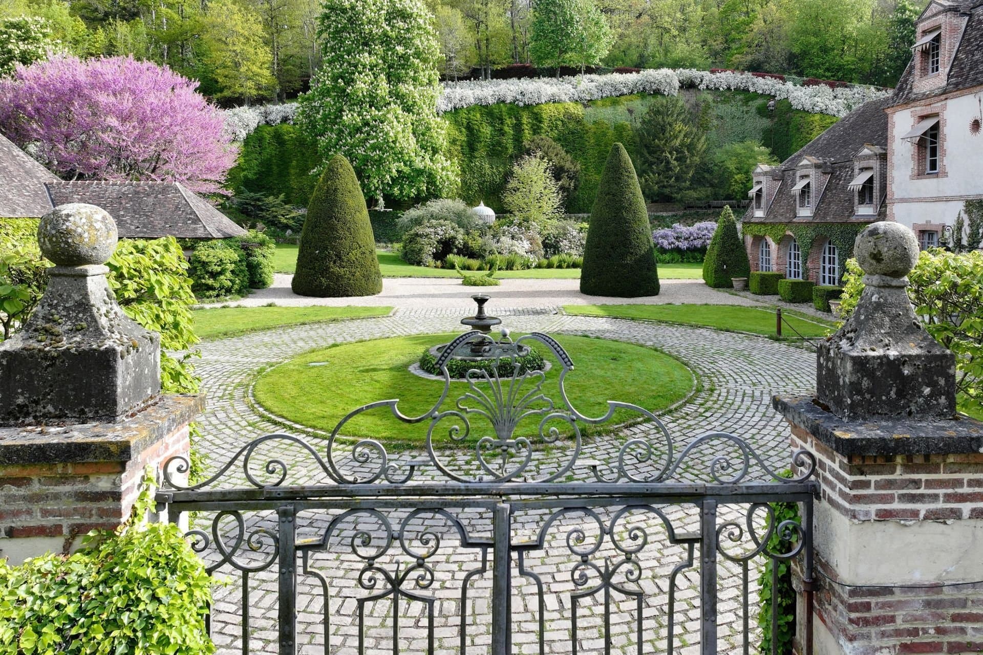 Renovated 17th Century Manor With Swimming Pool And Expansive Garden 2