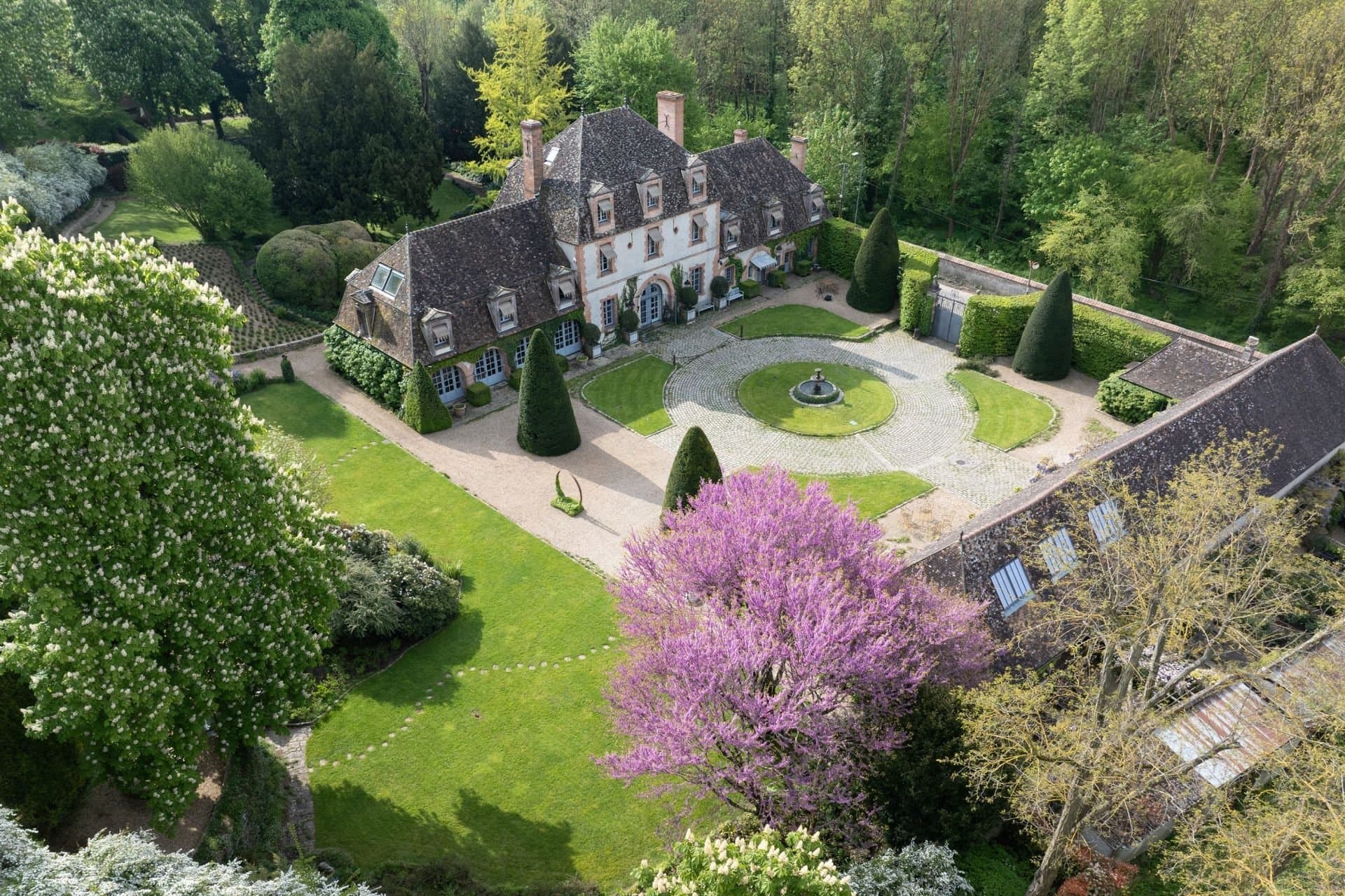Renovated 17th Century Manor With Swimming Pool And Expansive Garden 3