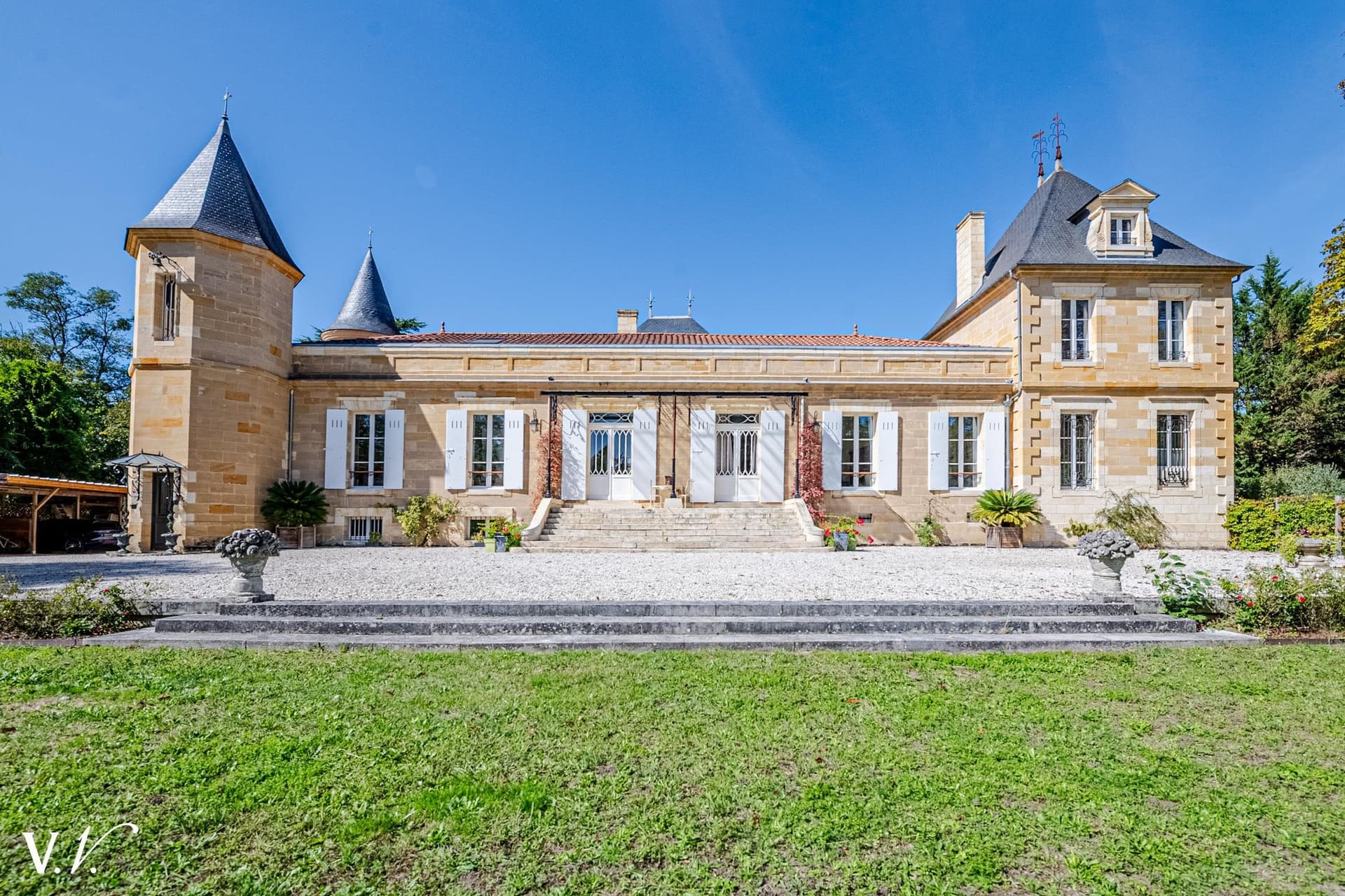 Château With 3 Suites And Magnificent Park Near Bordeaux — Château for sale in Léognan, Nouvelle-Aquitaine