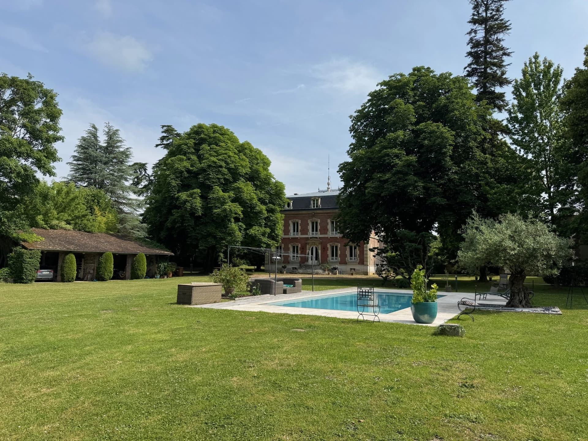 Elegant Château with Equestrian Complex and Swimming Pool 2