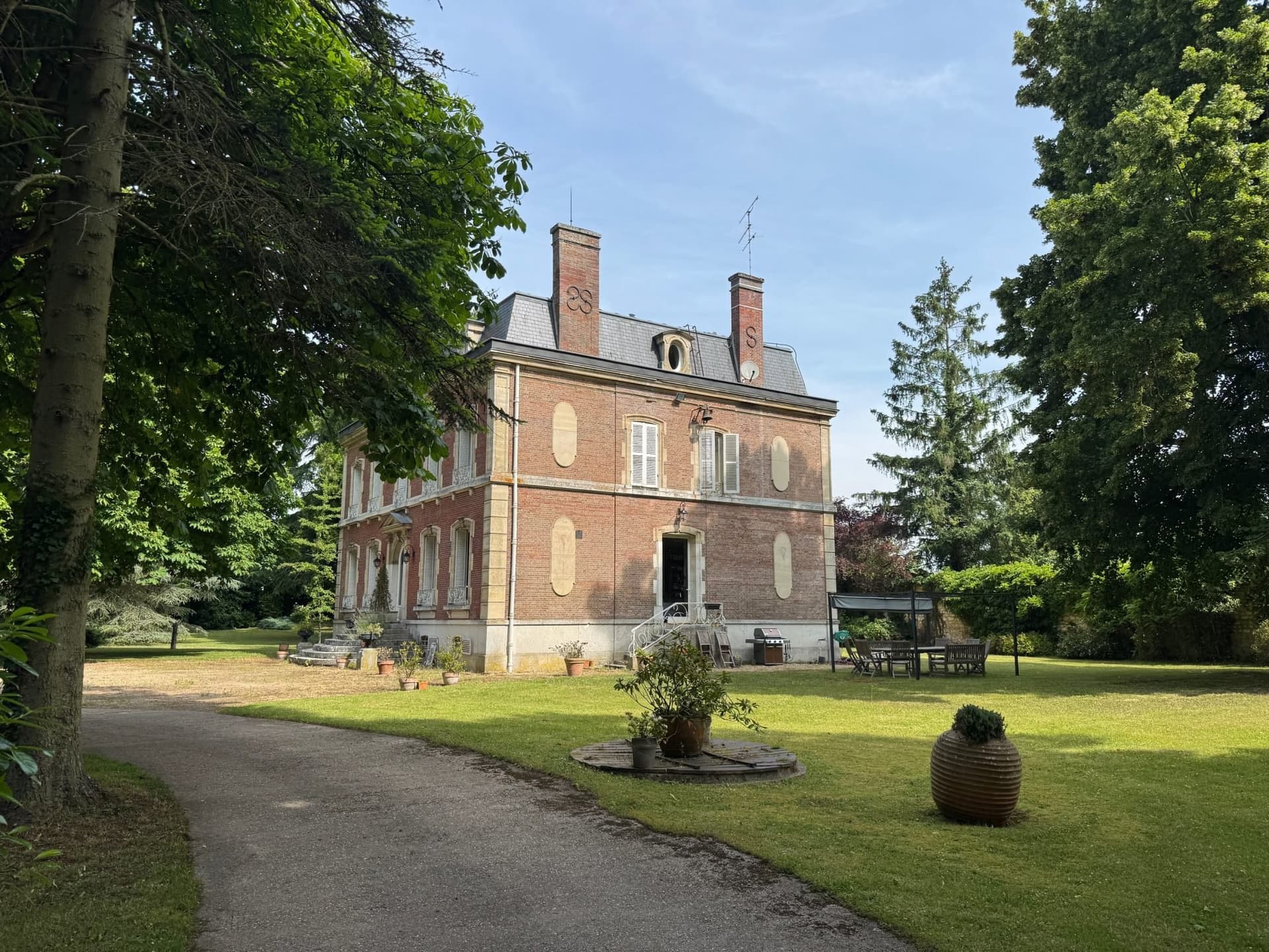 Elegant Château with Equestrian Complex and Swimming Pool 4