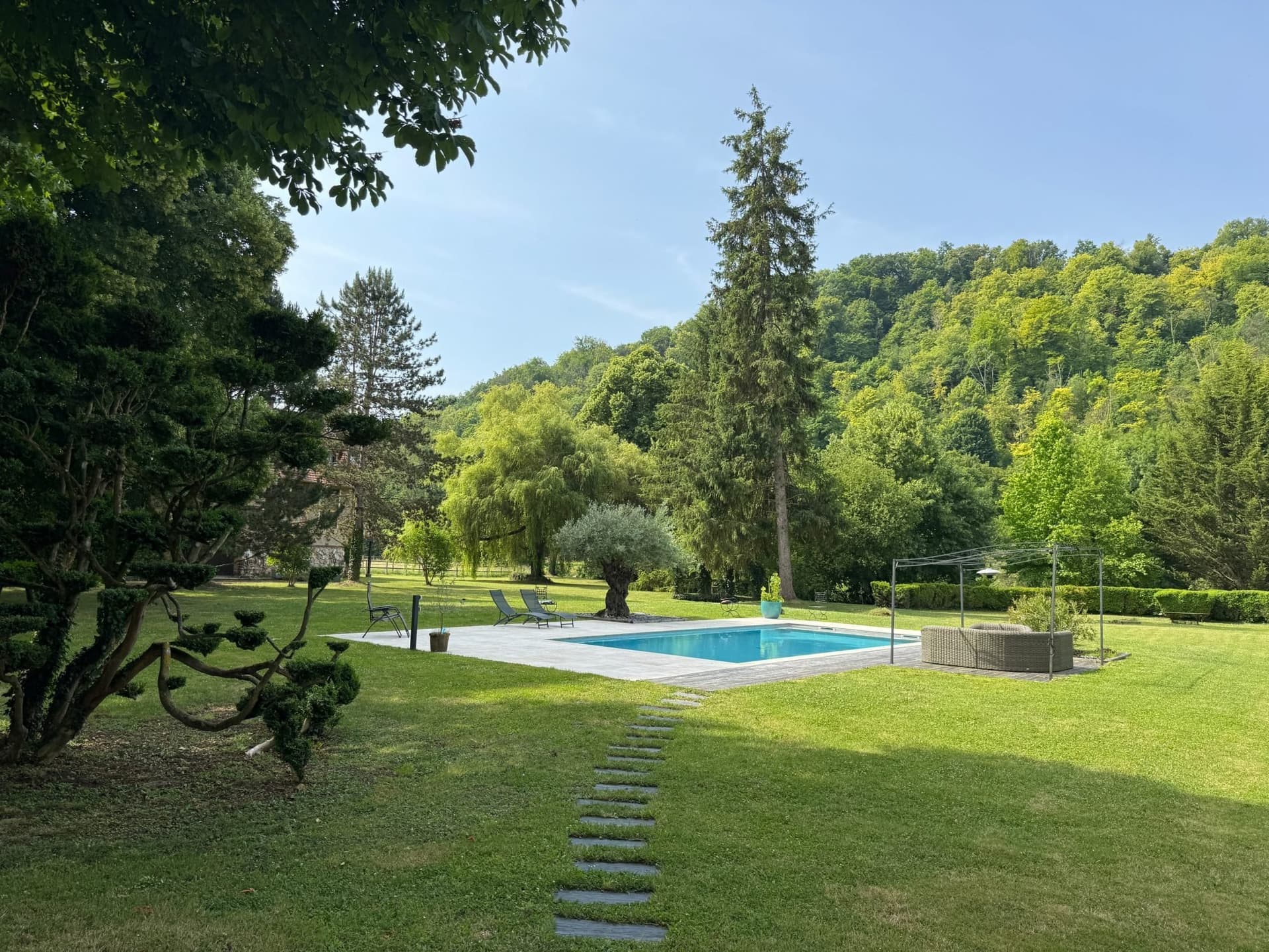 Elegant Château with Equestrian Complex and Swimming Pool 5