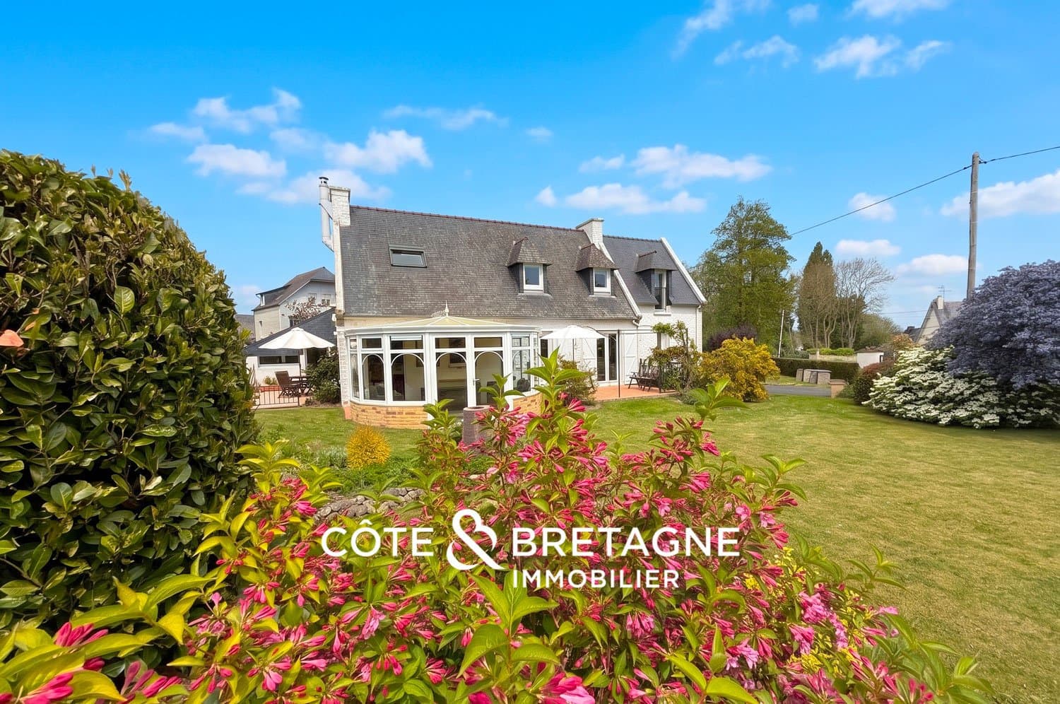Renovated House with Garden Near Rosaires Beach 3