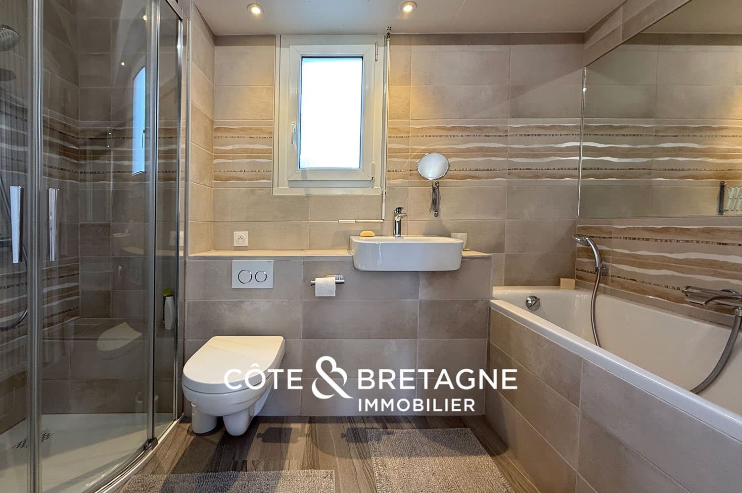 Renovated House with Garden Near Rosaires Beach 4