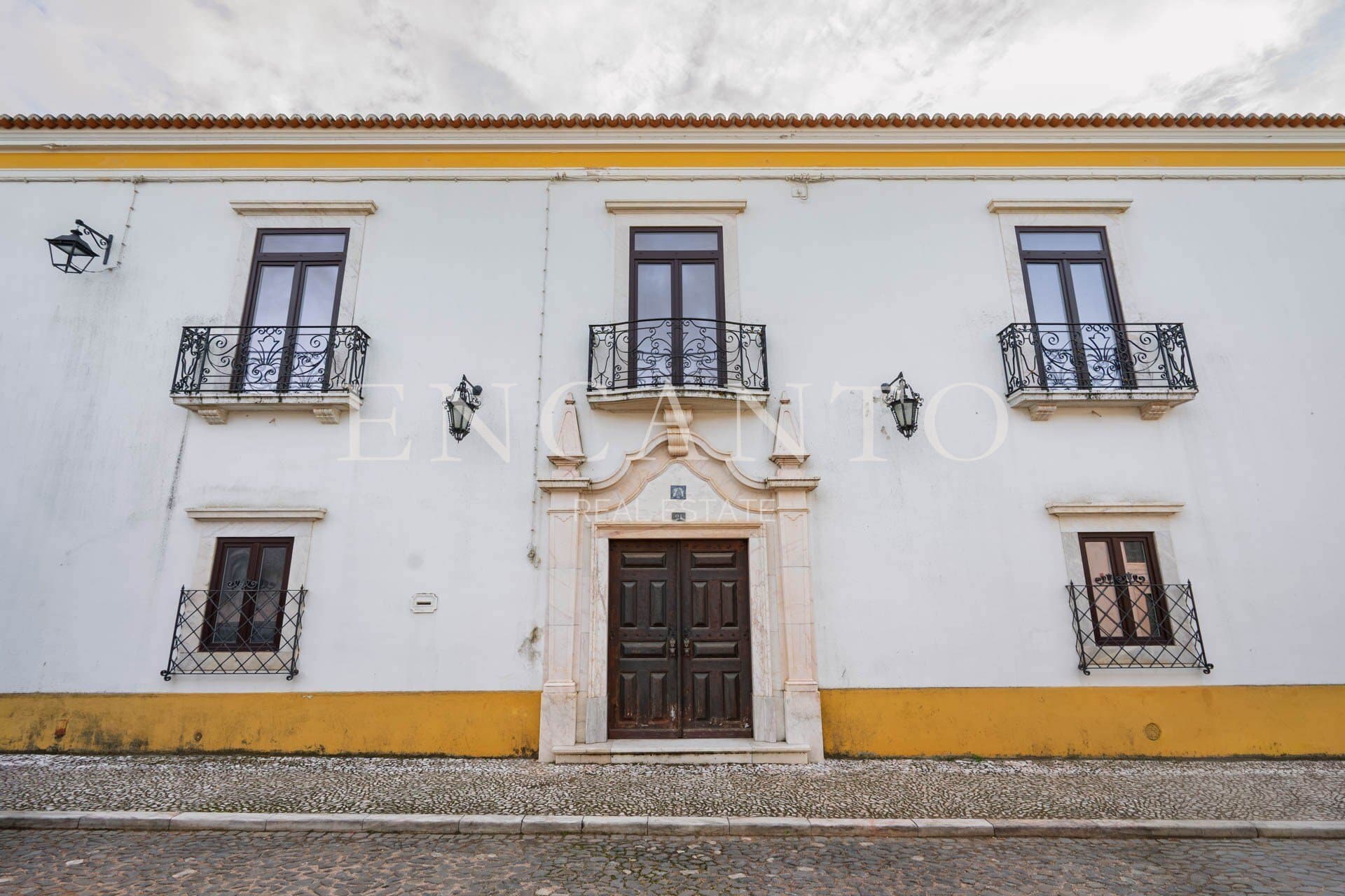 Exceptional Manor Estate With 17 Bedrooms And Swimming Pool 4