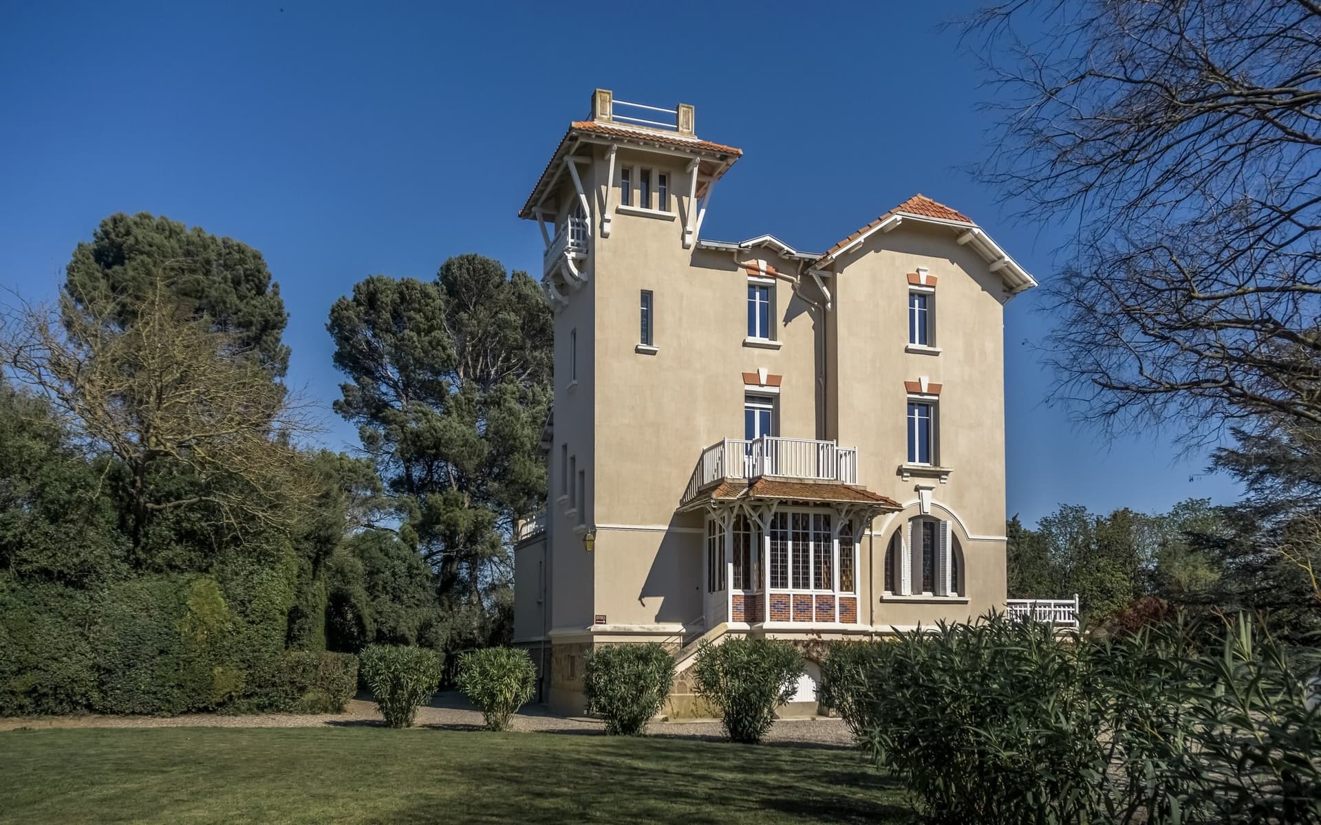 Château With 455 Sqm, 11 Bedrooms, Large Swimming Pool And Beautiful Park