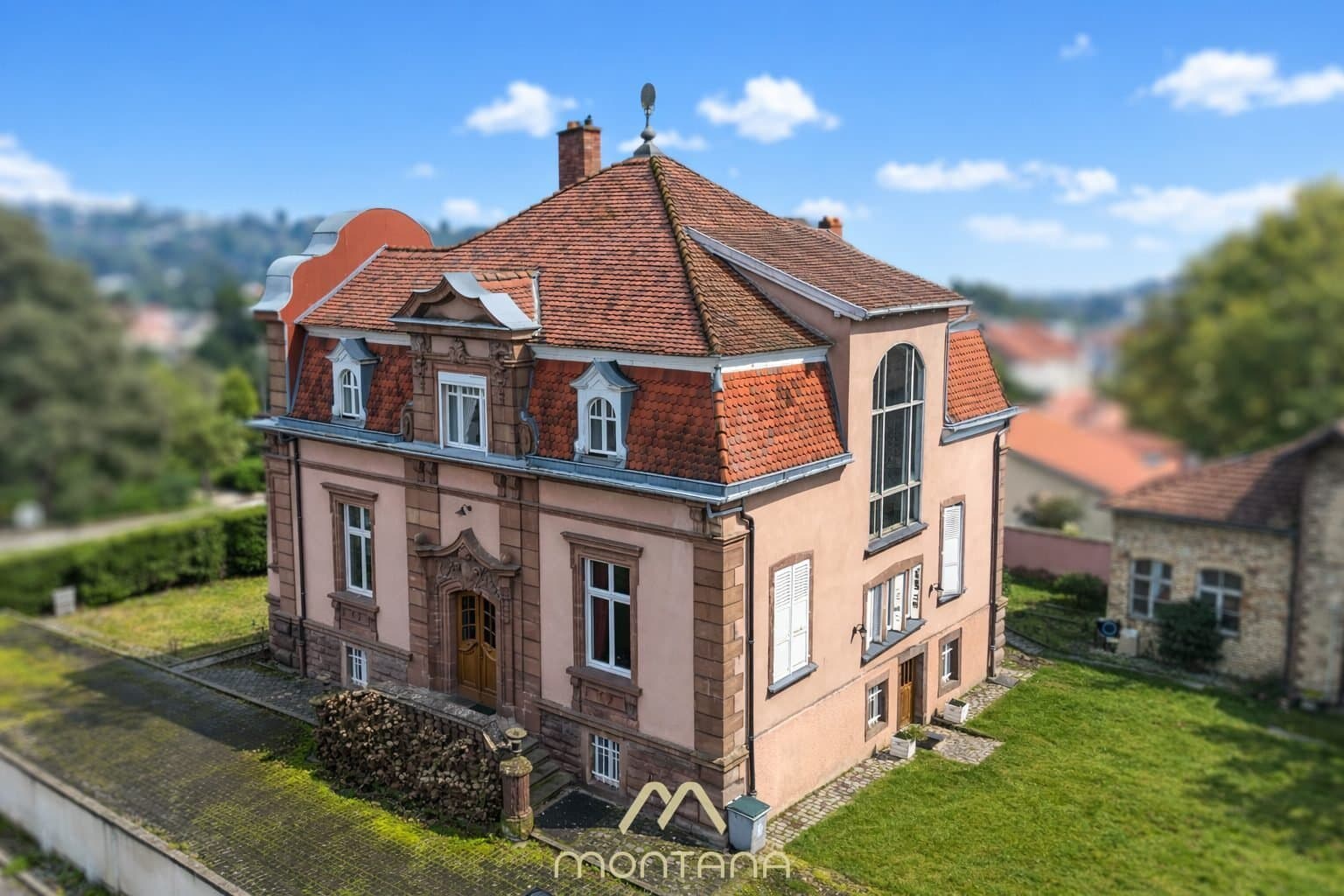Château with Timeless Architecture and Modern Comfort 2