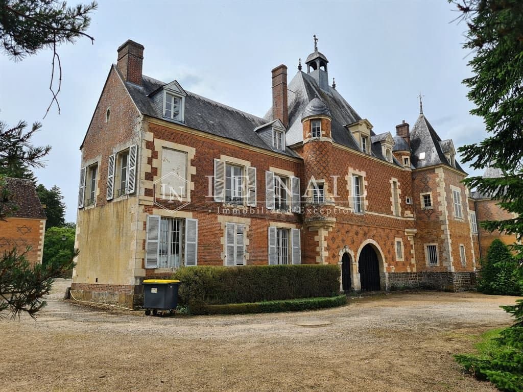 Historic Château With Formal Garden And 15th Century Tower — Château for sale in Centre-Val de Loire, France