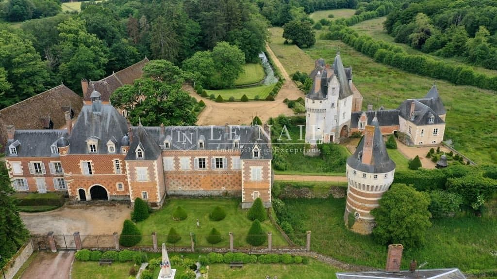 Historic Château With Formal Garden And 15th Century Tower 2