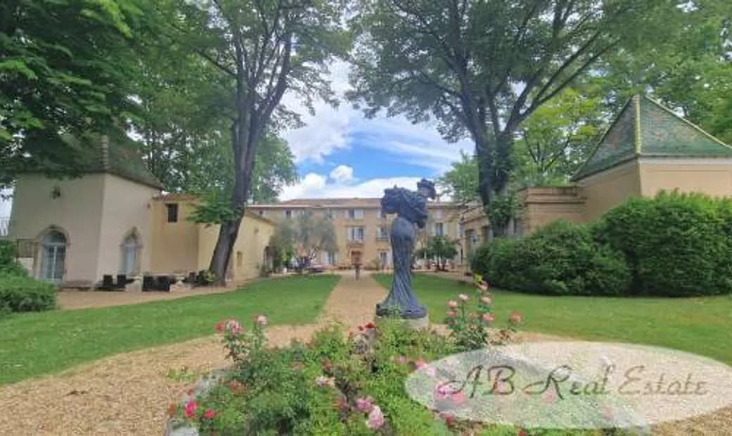 Prestigious 18th Century Château With Vineyard, 7 Gîtes, Spa And 2 Swimming Pools