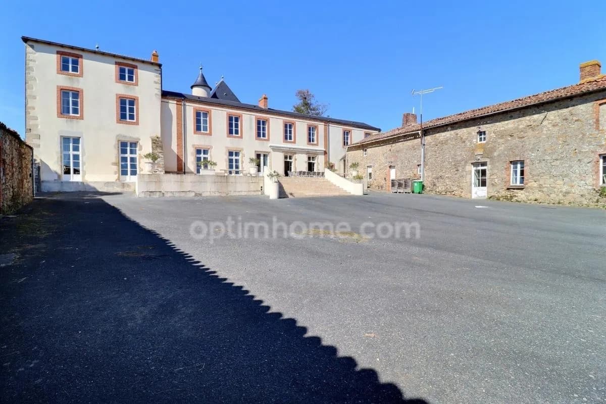 Exceptional 16th Century Castle with 8 Bedrooms and 1200 Sqm Potential 2