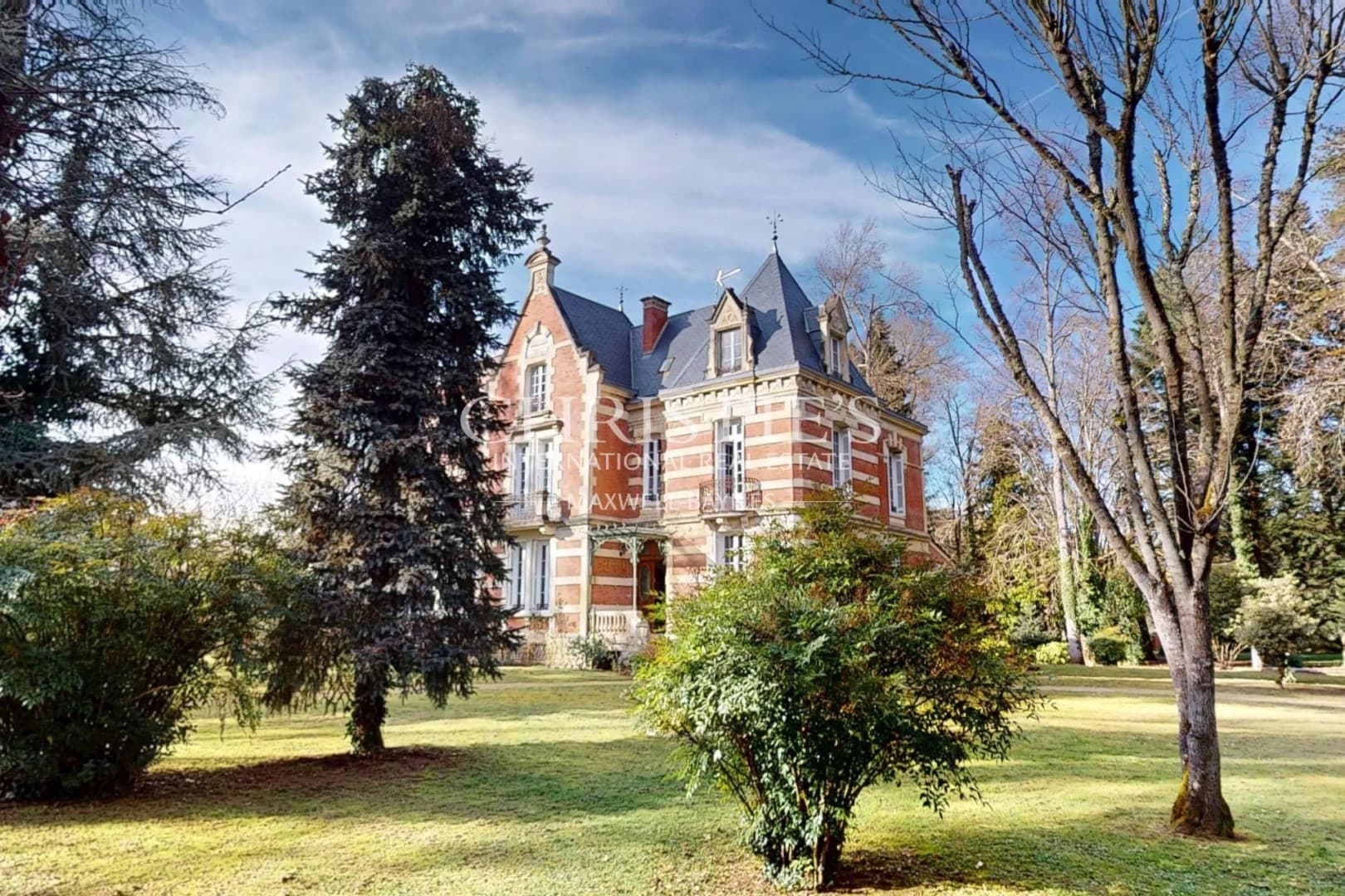 Elegant Maison Bourgeoise with Pool and Extensive Grounds — in Dordogne, France
