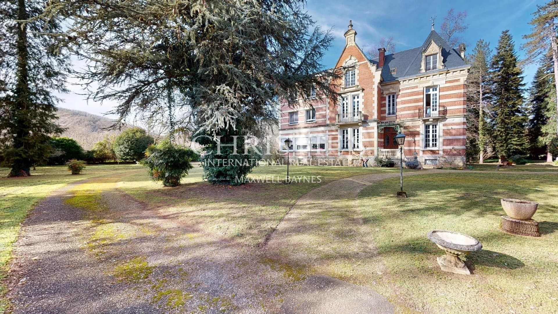 Elegant Maison Bourgeoise with Pool and Extensive Grounds 3