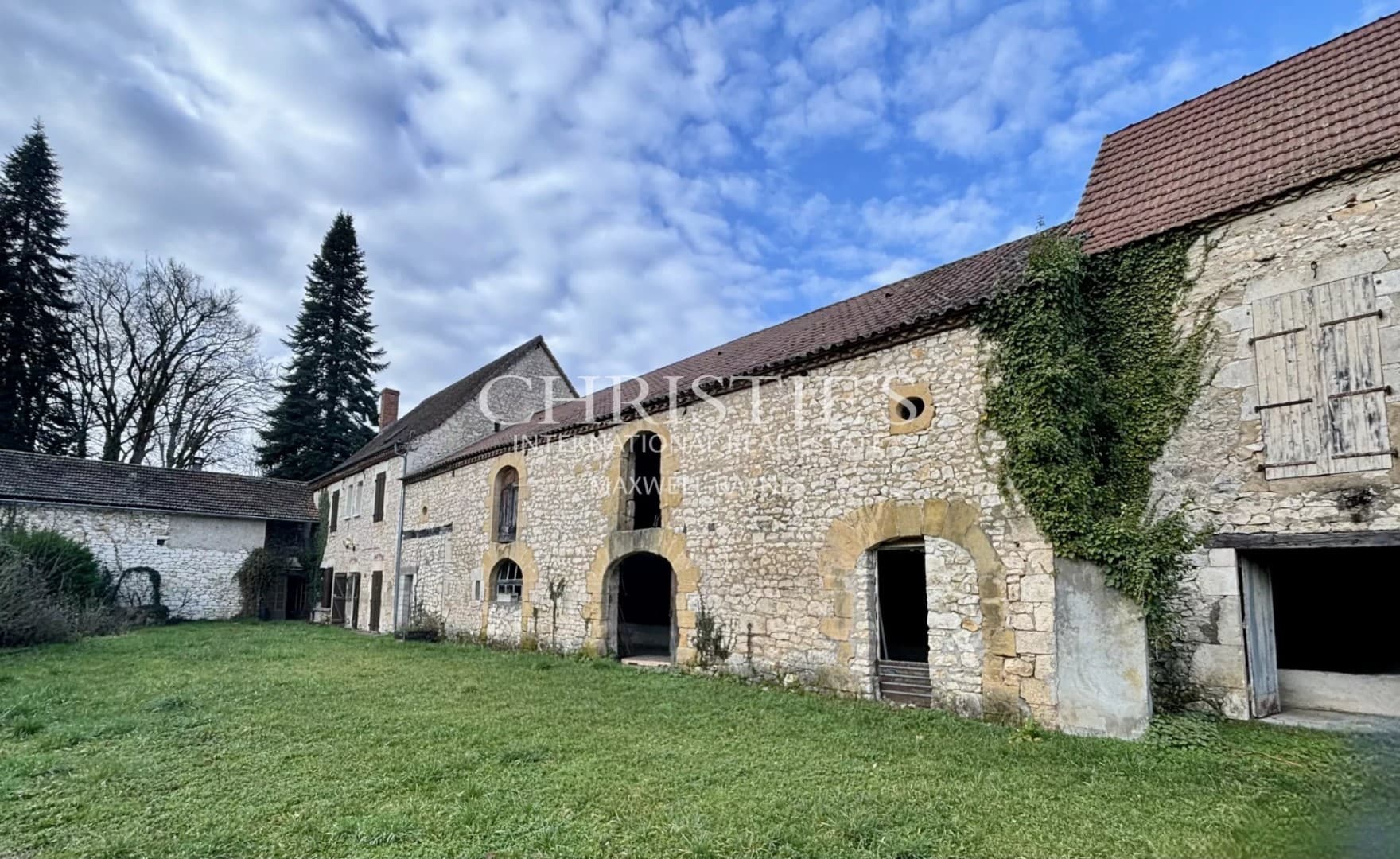 Elegant Maison Bourgeoise with Pool and Extensive Grounds 5