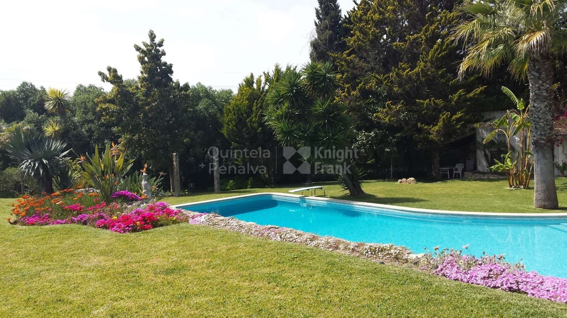 18-Room Palace With Garden, Swimming Pool, And Tennis Court — Palace for sale in Almada, Portugal