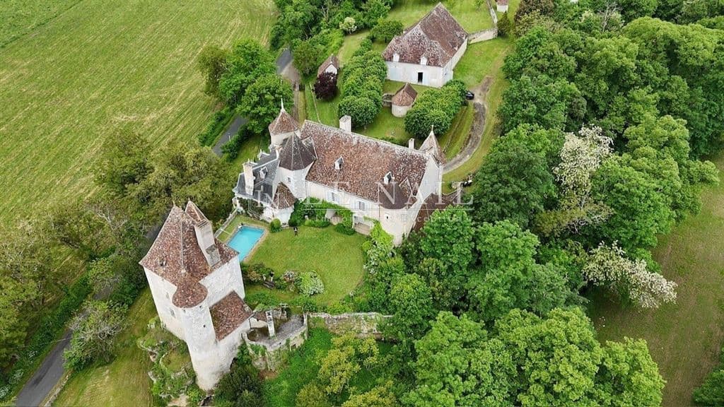 Historic Château With Dungeon And Expansive Grounds 3