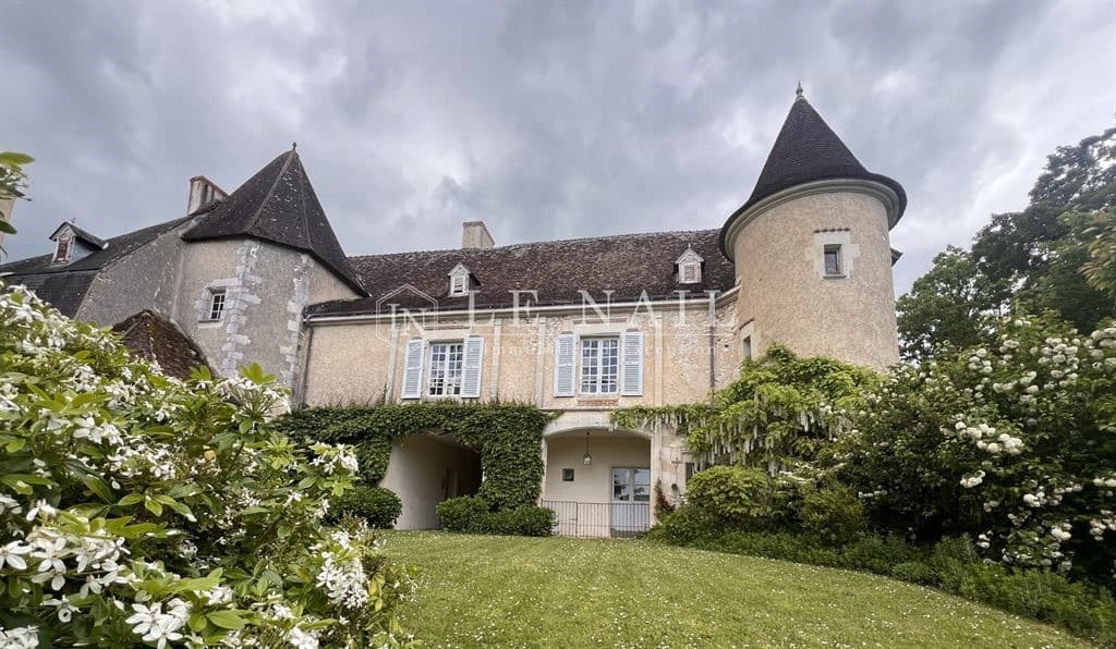 Historic Château With Dungeon And Expansive Grounds 5