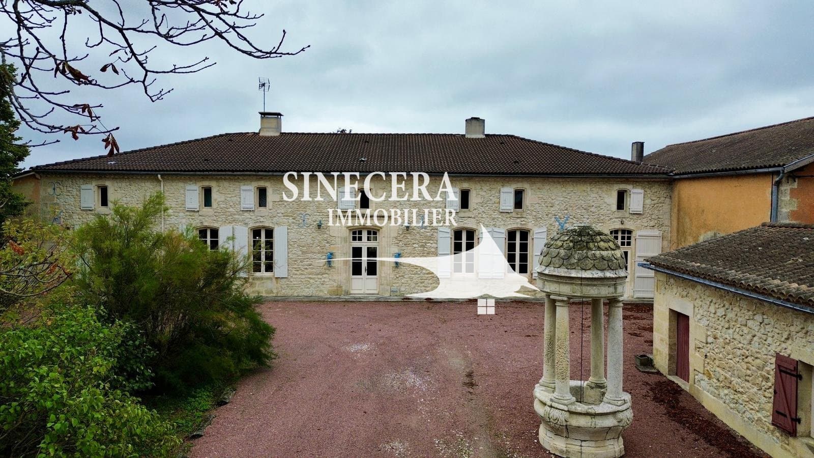 Charming 17th Century Chartreuse With Pool And Annex House — in France