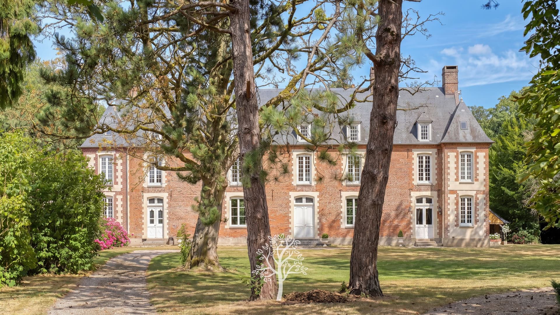 Elegant 18th Century Château With Expansive Grounds And Outbuildings