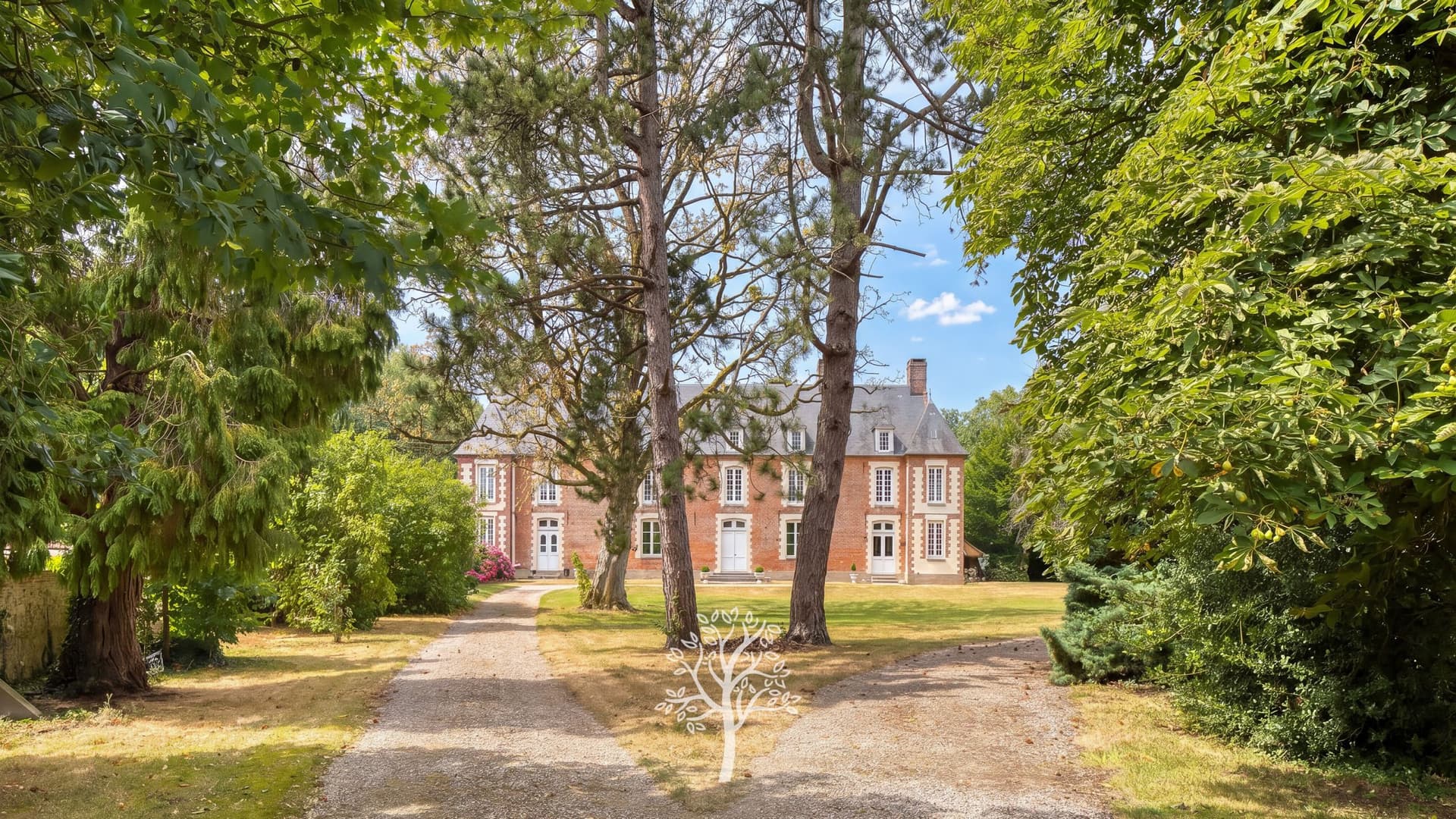 Elegant 18th Century Château With Expansive Grounds And Outbuildings 2