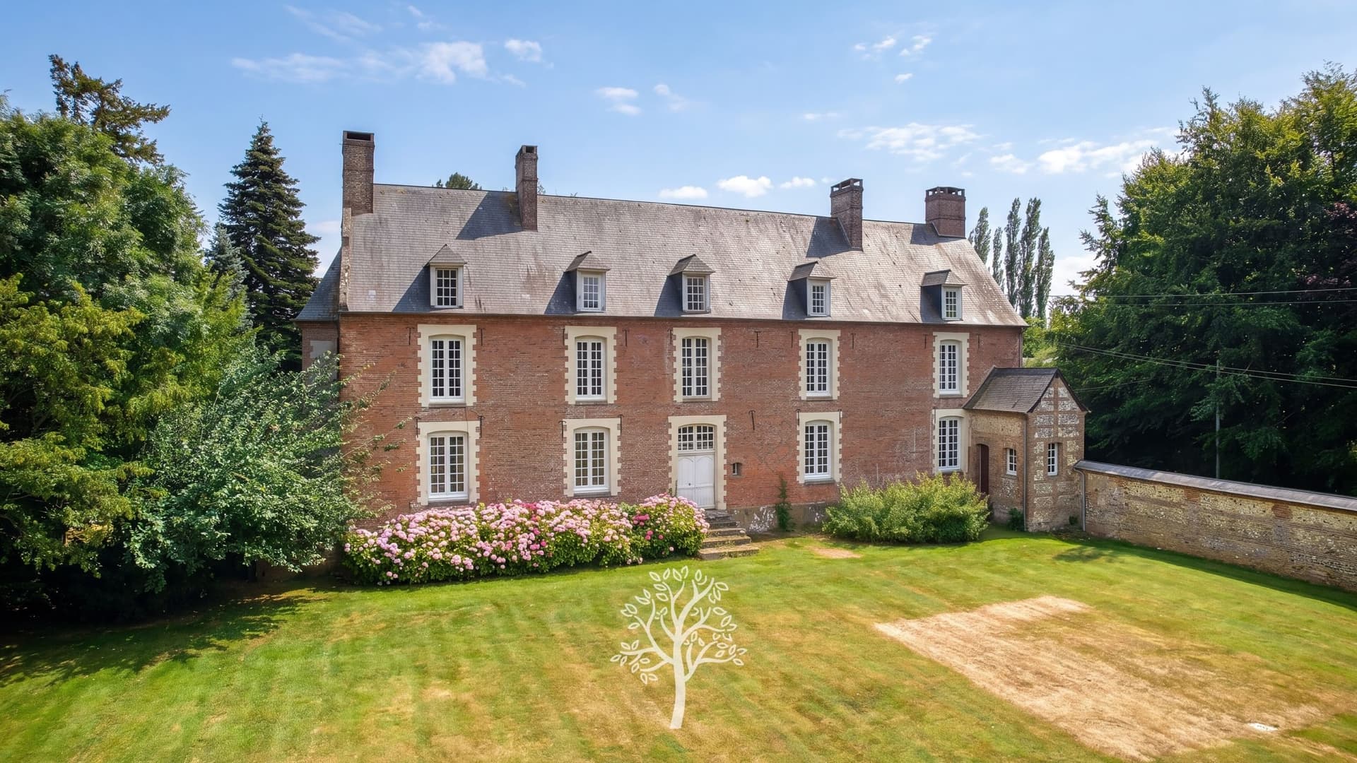 Elegant 18th Century Château With Expansive Grounds And Outbuildings 3