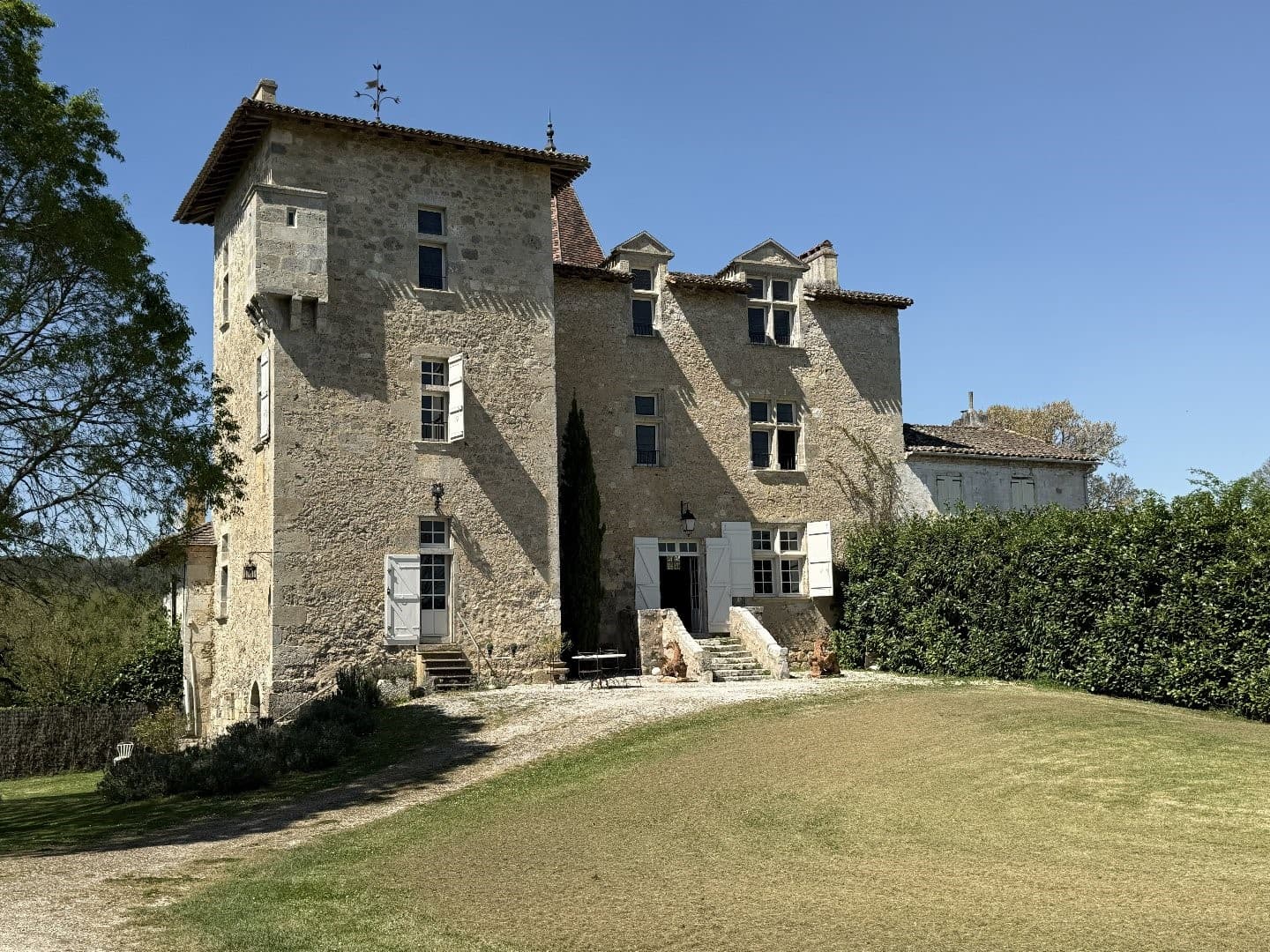 Elegant Château With Swimming Pool And Wine Cellar — Château for sale in France