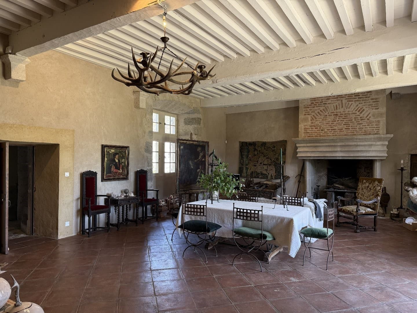Elegant Château With Swimming Pool And Wine Cellar 4