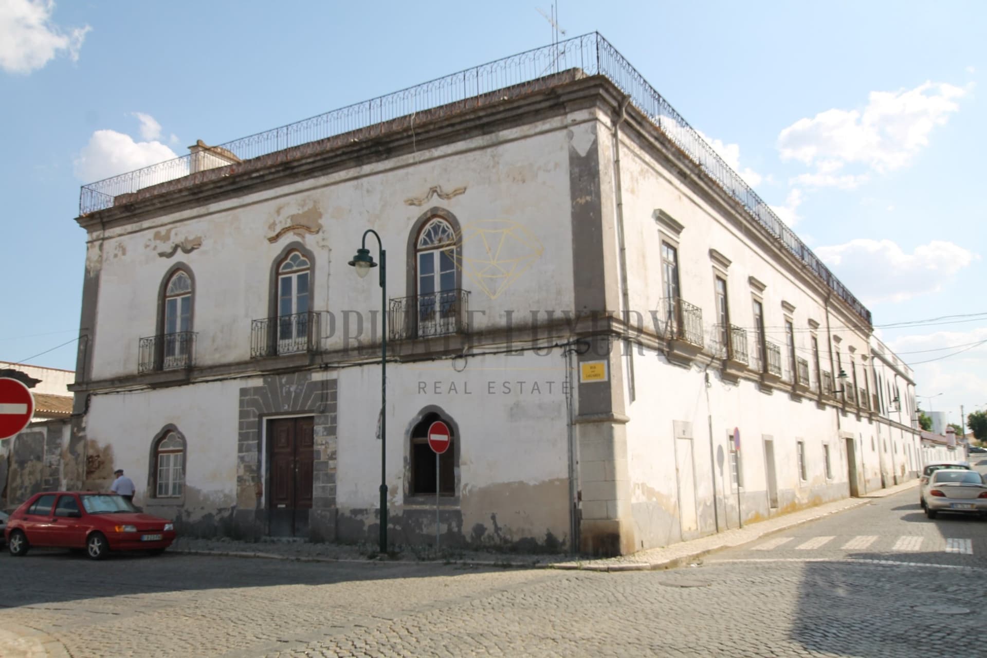 Historic Manor House With Extensive Outdoor Space — Manor House for sale in Porto, Portugal