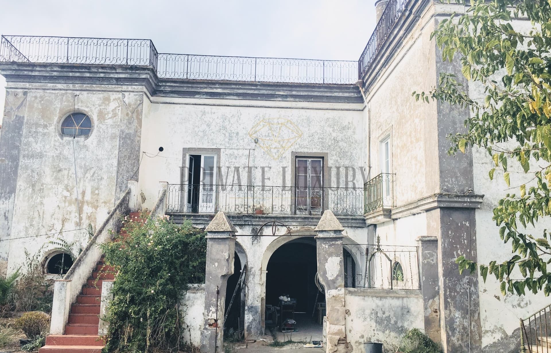 Historic Manor House With Extensive Outdoor Space 2
