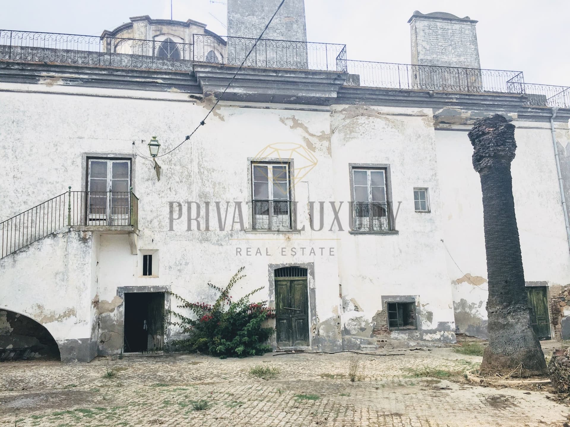 Historic Manor House With Extensive Outdoor Space 4