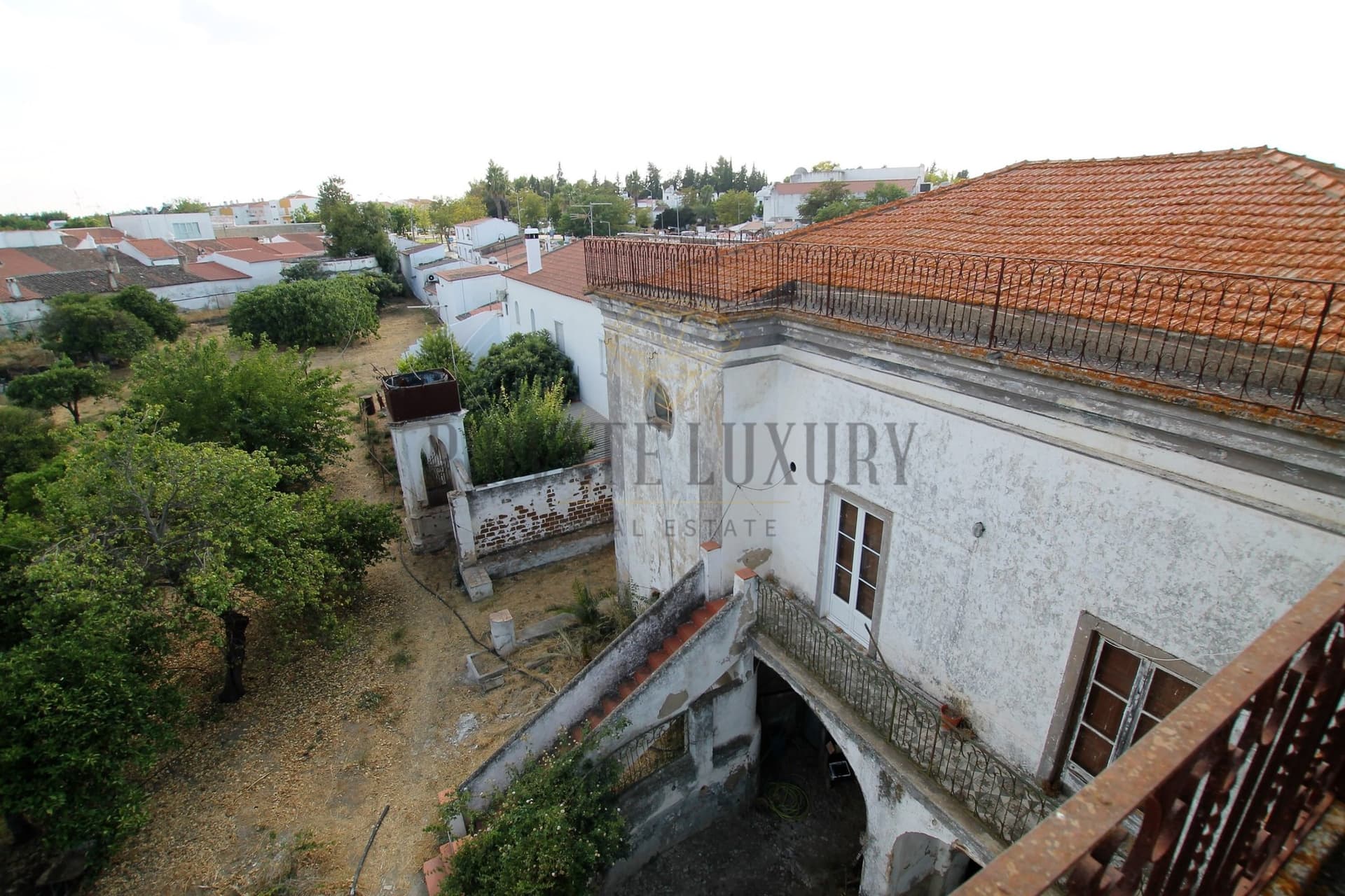 Historic Manor House With Extensive Outdoor Space 4