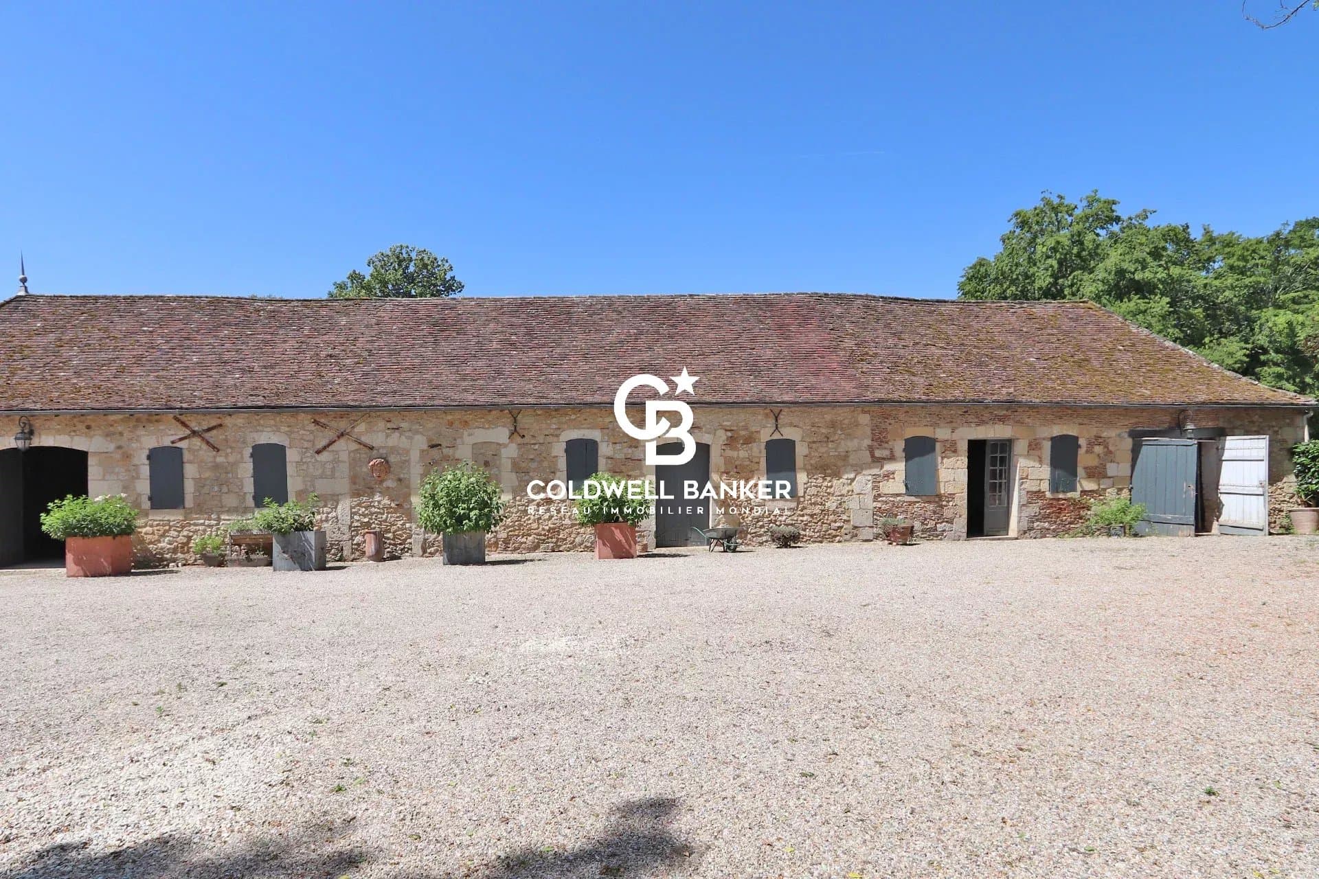 Exceptional Château Overlooking The Dordogne River With Private Island 5