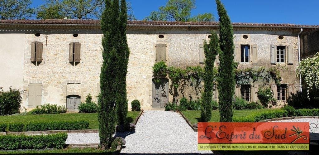 Exceptional Château With Gîtes And Natural Swimming Pool — Château for sale in France