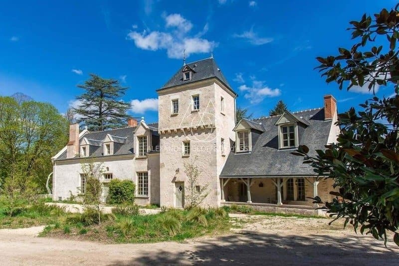 Restored 14th Century Castle With Gîtes And Heated Pool