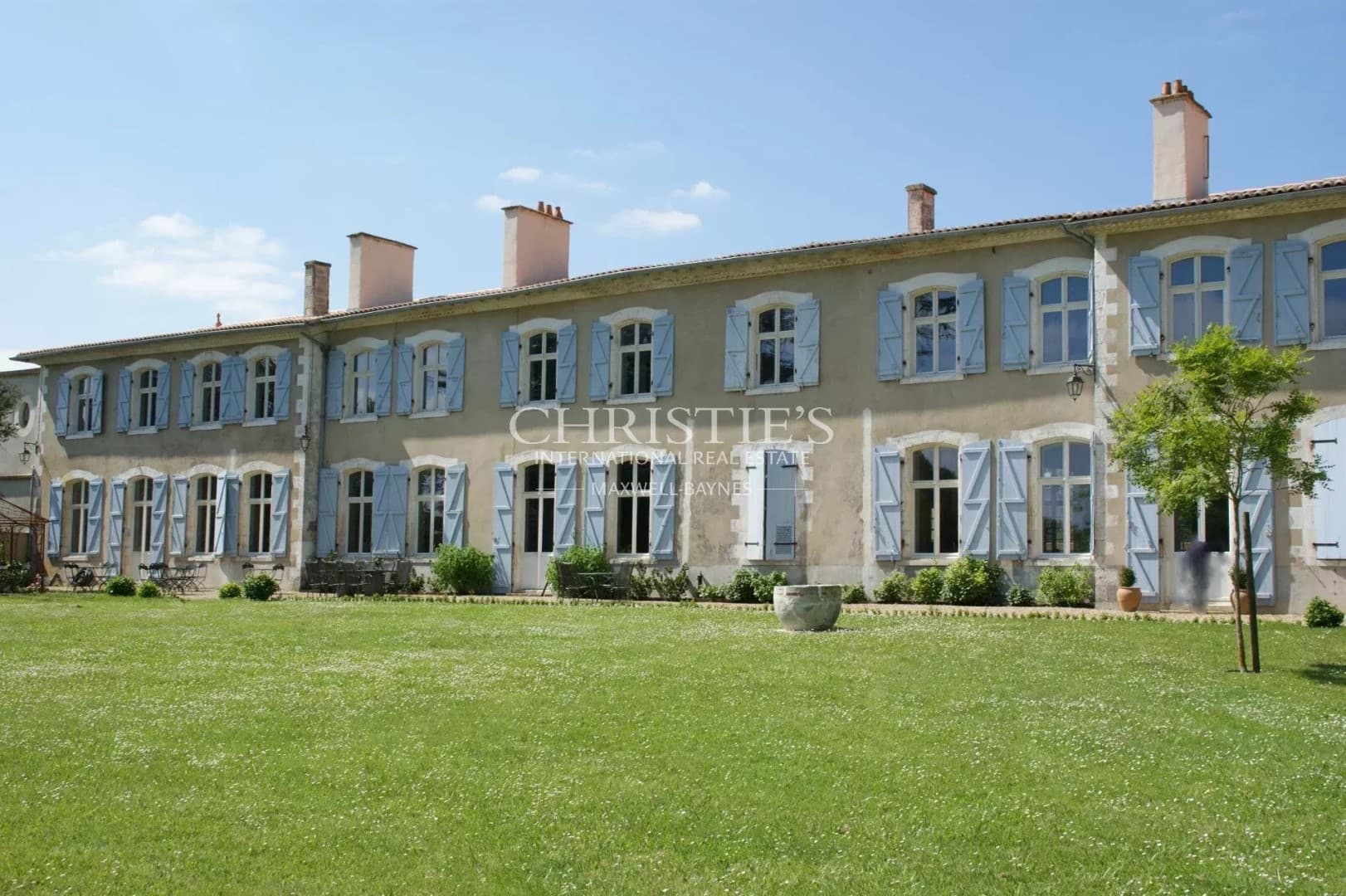 Elegant 18th Century Château With Extensive Grounds Near Atlantic Coast 2