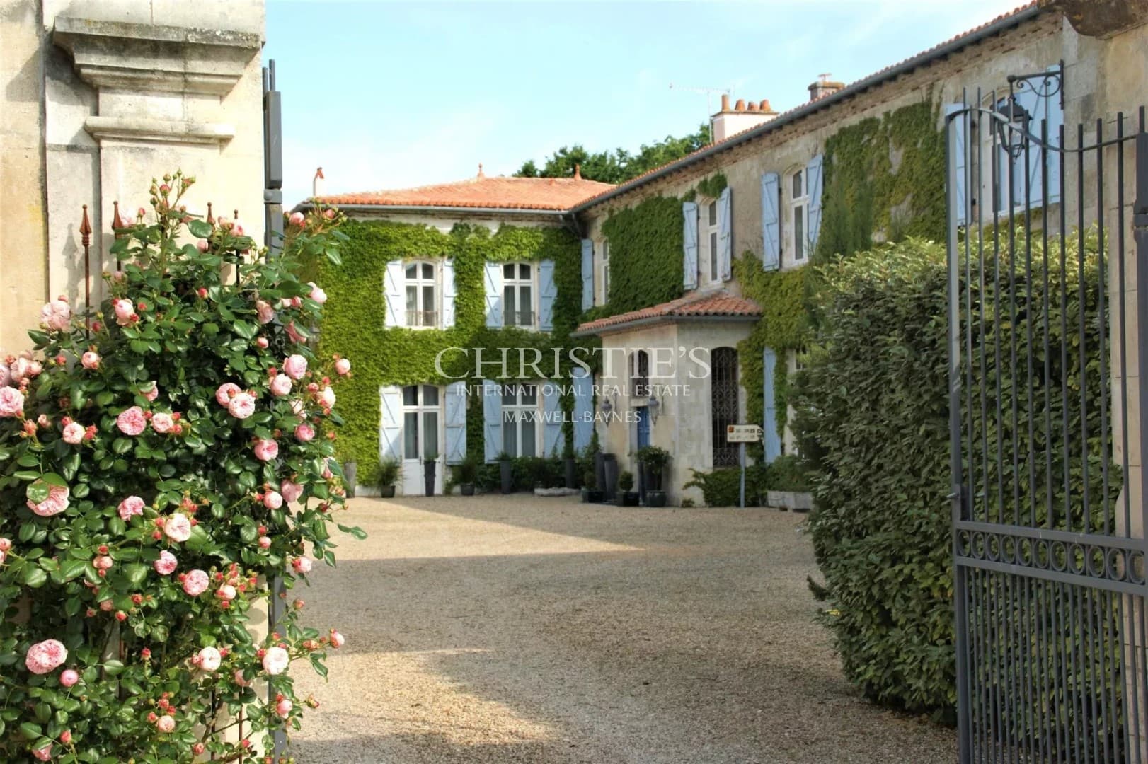 Elegant 18th Century Château With Extensive Grounds Near Atlantic Coast 3