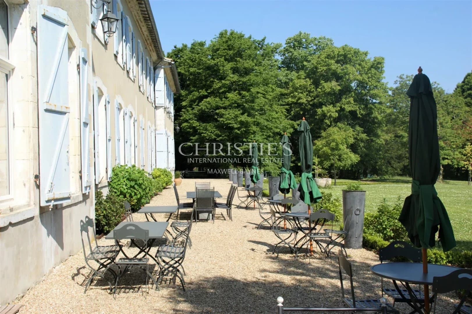 Elegant 18th Century Château With Extensive Grounds Near Atlantic Coast 4