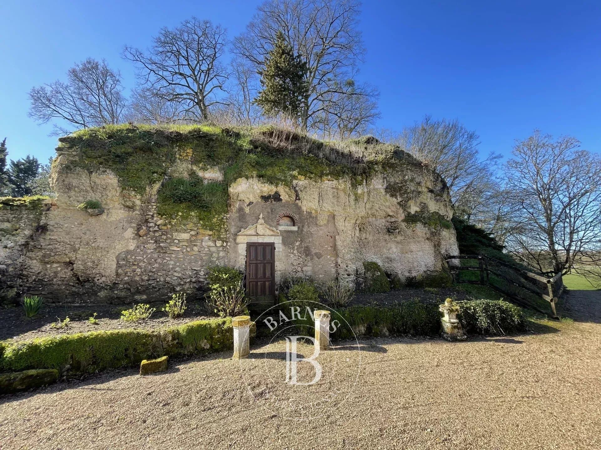 Elegant 15th Century Castle With 22 Hectares Of Grounds 4