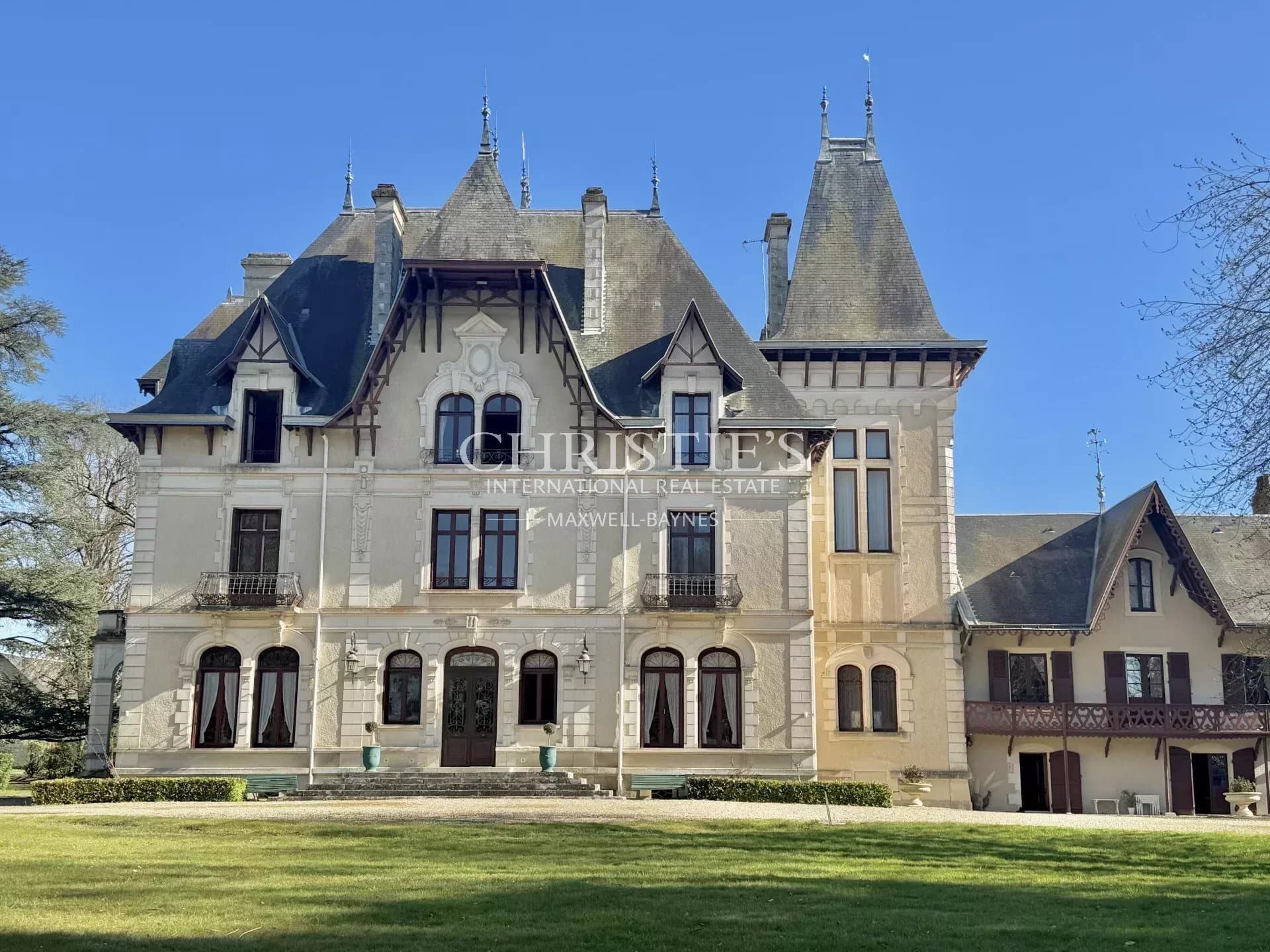 Belle Epoque Château With 15 Bedrooms And 150 Hectares In The Loire Valley — Château for sale in Châtellerault, Nouvelle-Aquitaine, France
