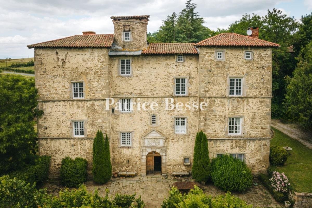 16th Century Château With 18th Century Outbuildings And 4 Hectares Of Grounds