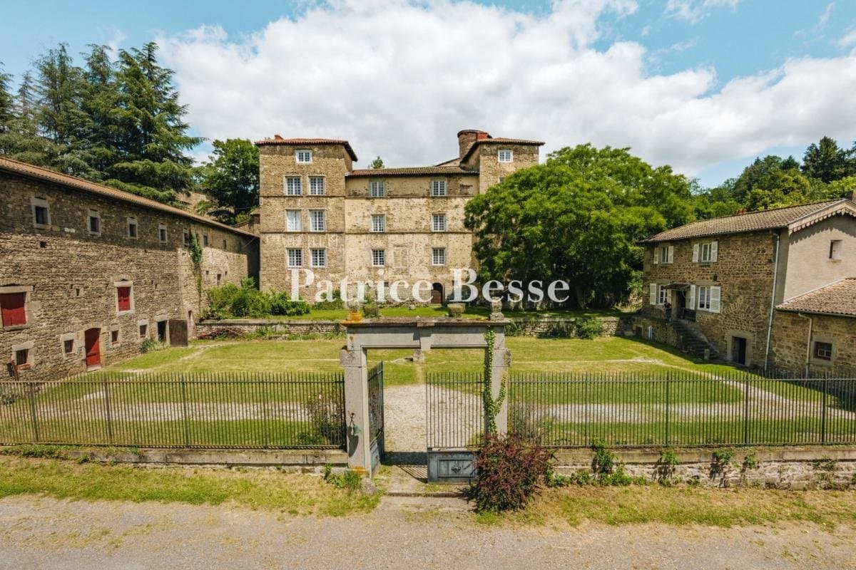 16th Century Château With 18th Century Outbuildings And 4 Hectares Of Grounds 2