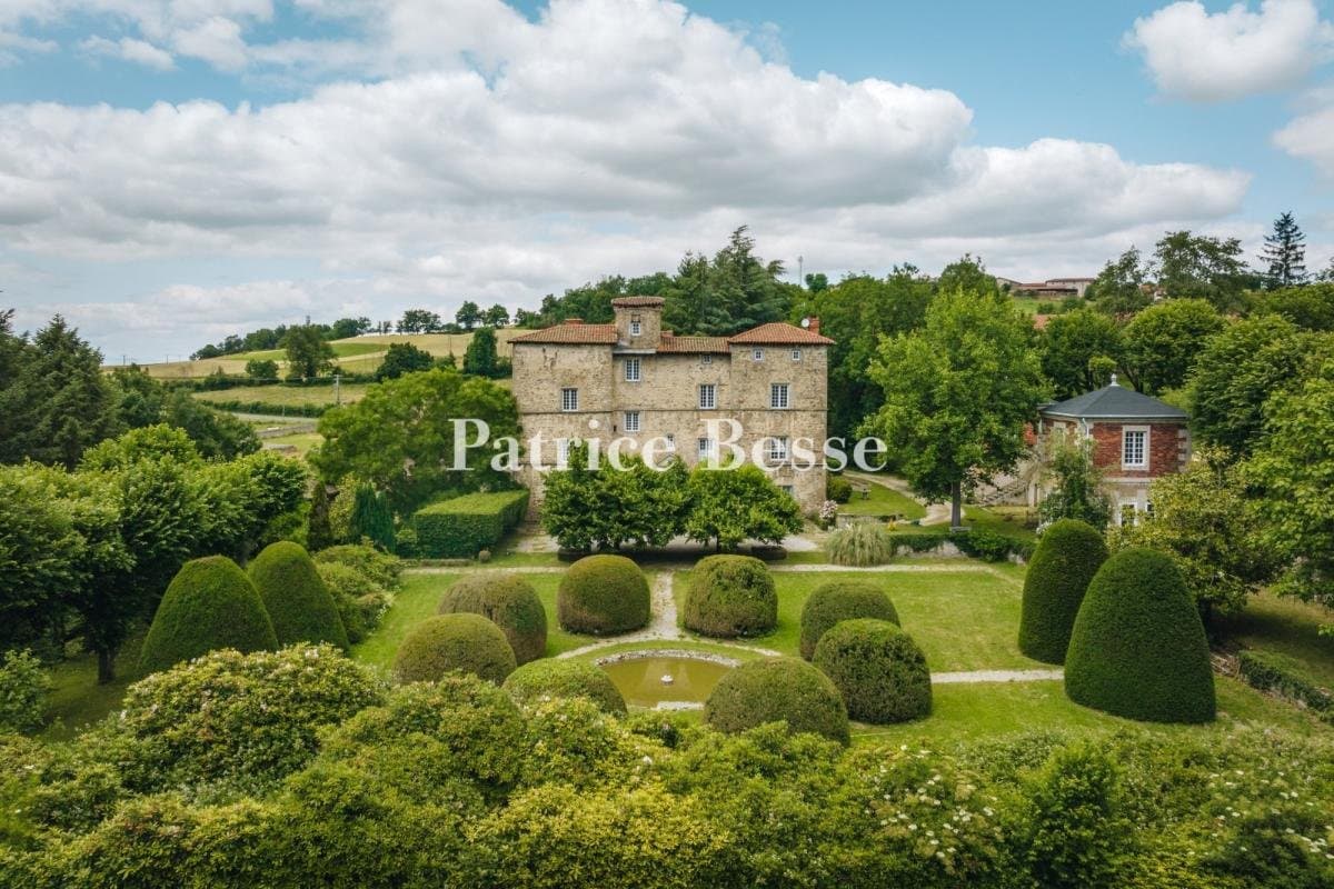 16th Century Château With 18th Century Outbuildings And 4 Hectares Of Grounds 5