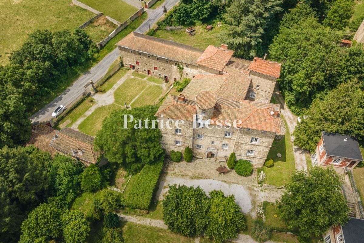 16th Century Château With 18th Century Outbuildings And 4 Hectares Of Grounds 3