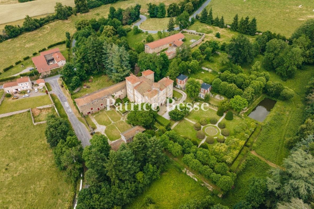 16th Century Château With 18th Century Outbuildings And 4 Hectares Of Grounds 4