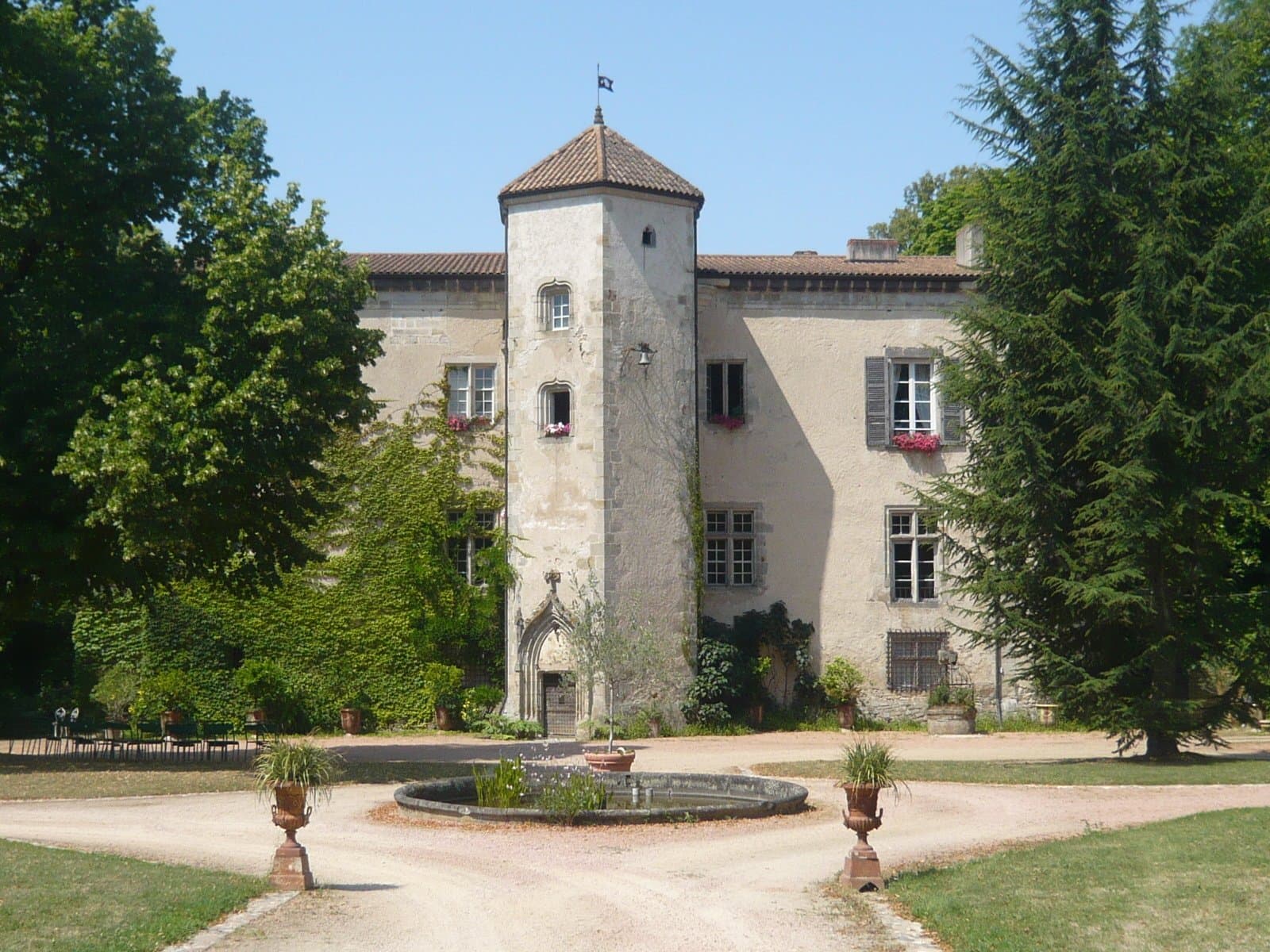 15th Century Château With Stunning Gardens And Modern Amenities — Château for sale in Puy-de-Dôme, France