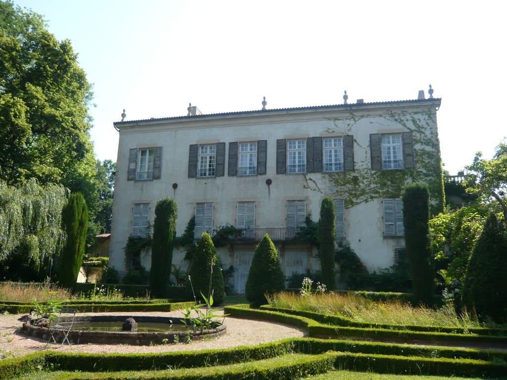 15th Century Château With Stunning Gardens And Modern Amenities 2