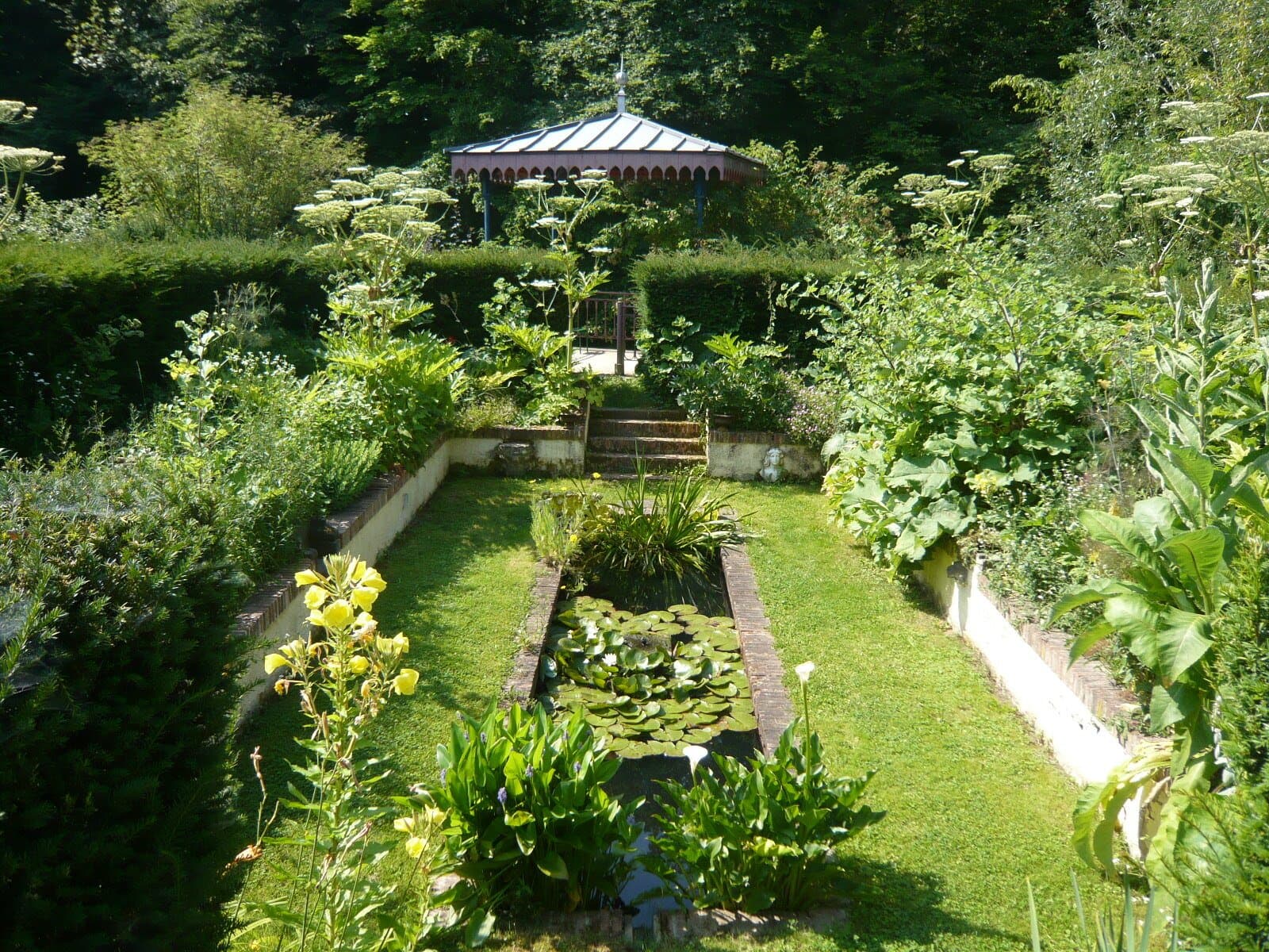 15th Century Château With Stunning Gardens And Modern Amenities 3