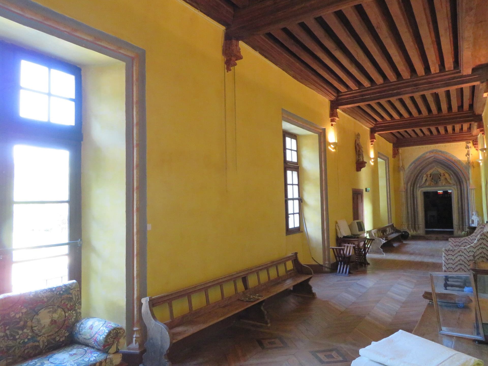 15th Century Château With Stunning Gardens And Modern Amenities 4