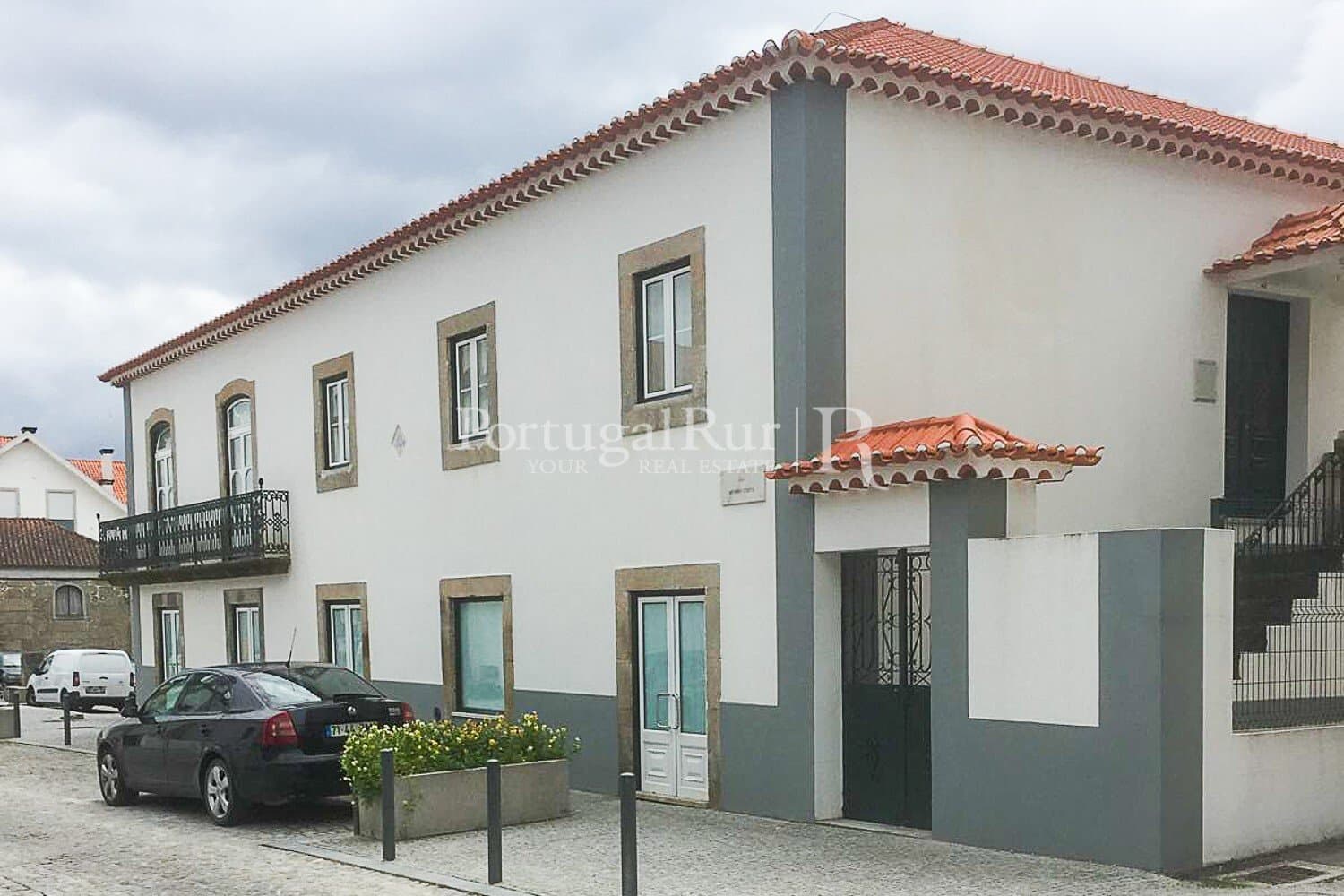 Versatile 19th Century Manor House With Shops In The Heart Of Carregal Do Sal — Manor House for sale in Portugal